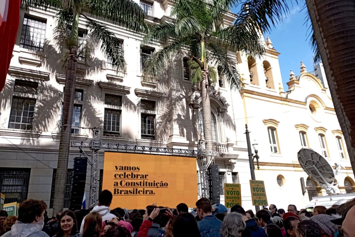 Começa na USP leitura de carta em defesa da democracia e do sistema