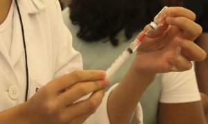 rio-comecara-na-quarta-feira-a-vacinar-profissionais-de-saude-idosos