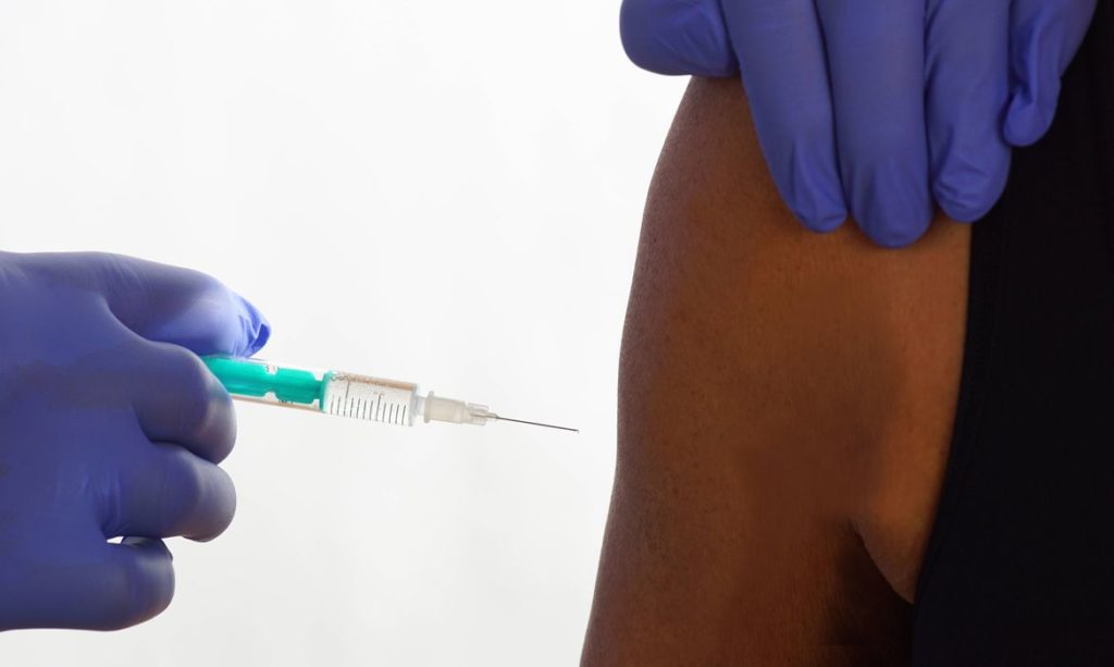 fiocruz-esclarece-negociacao-de-doses-prontas-da-vacina-de-oxford
