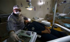 uff-desenvolve-jalecos-impermeaveis-para-dentistas-na-pandemia