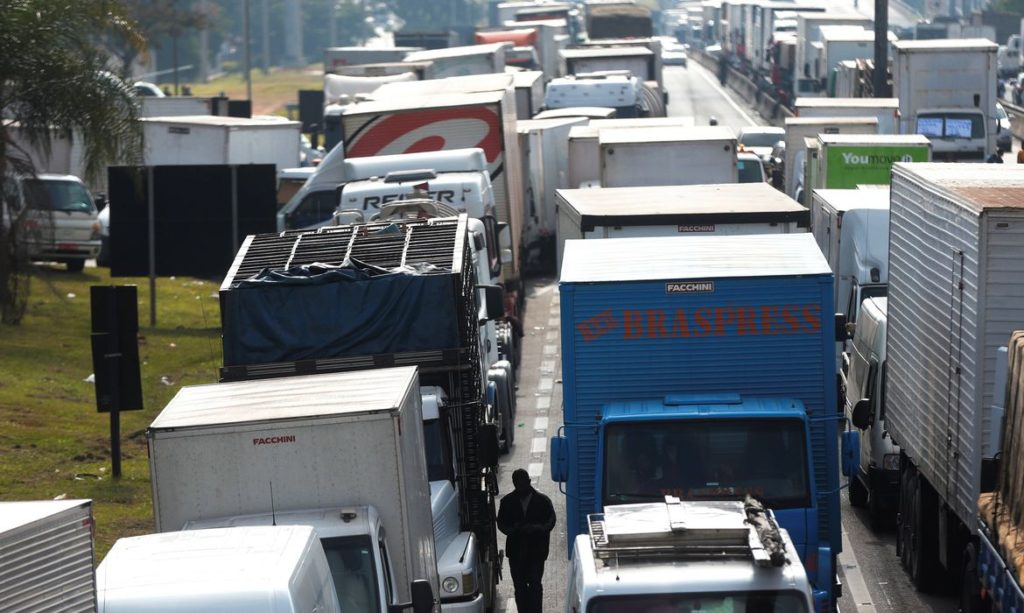 prf-desbloqueia-rodovias-ocupadas-por-caminhoneiros-em-oito-estados