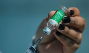 estudo-aponta-que-vacina-da-oxford-tem-82%-de-eficacia-apos-2a-dose