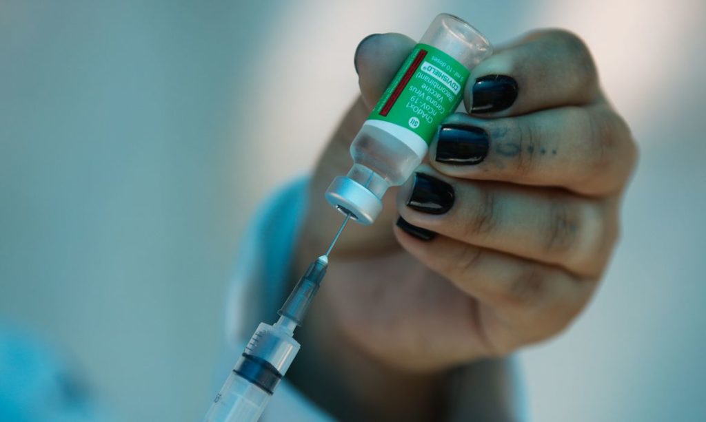 vacina-de-oxford-imuniza-contra-a-variante-brasileira-de-covid-19