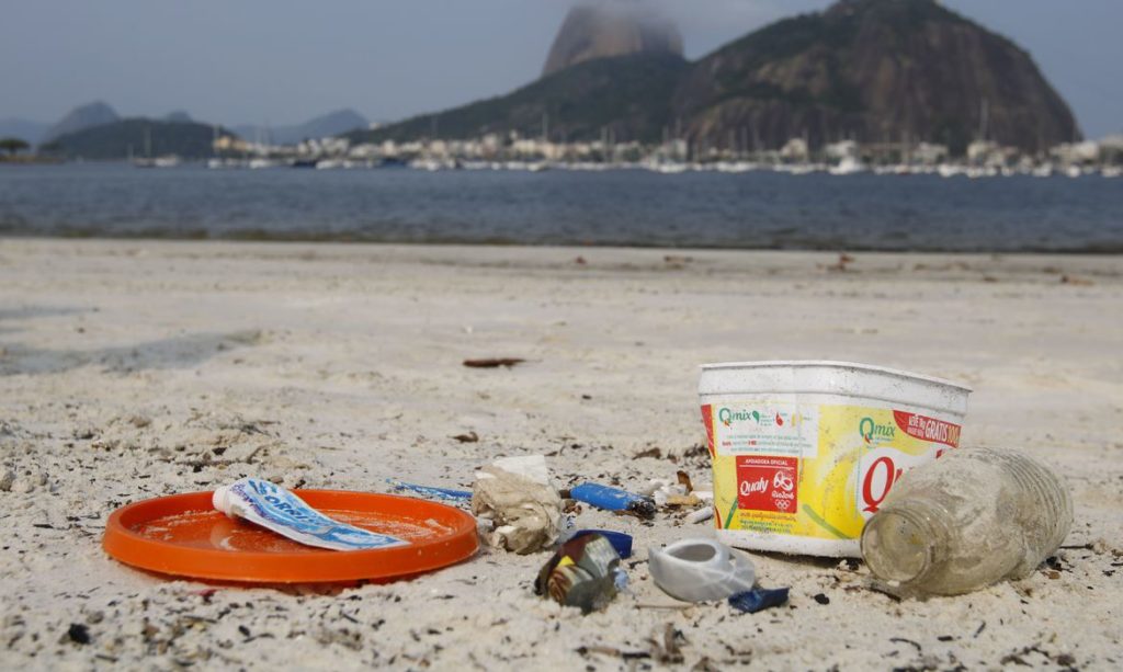estudo-mostra-que-70%-dos-residuos-do-mar-brasileiro-sao-plastico