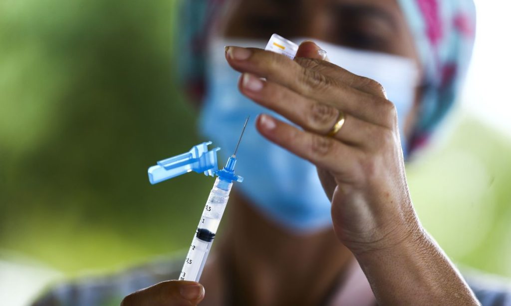manaus-comeca-a-vacinar-pessoas-a-partir-de-55-anos,-com-comorbidades