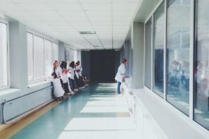 Voluntários em hospitais se reinventam durante pandemia