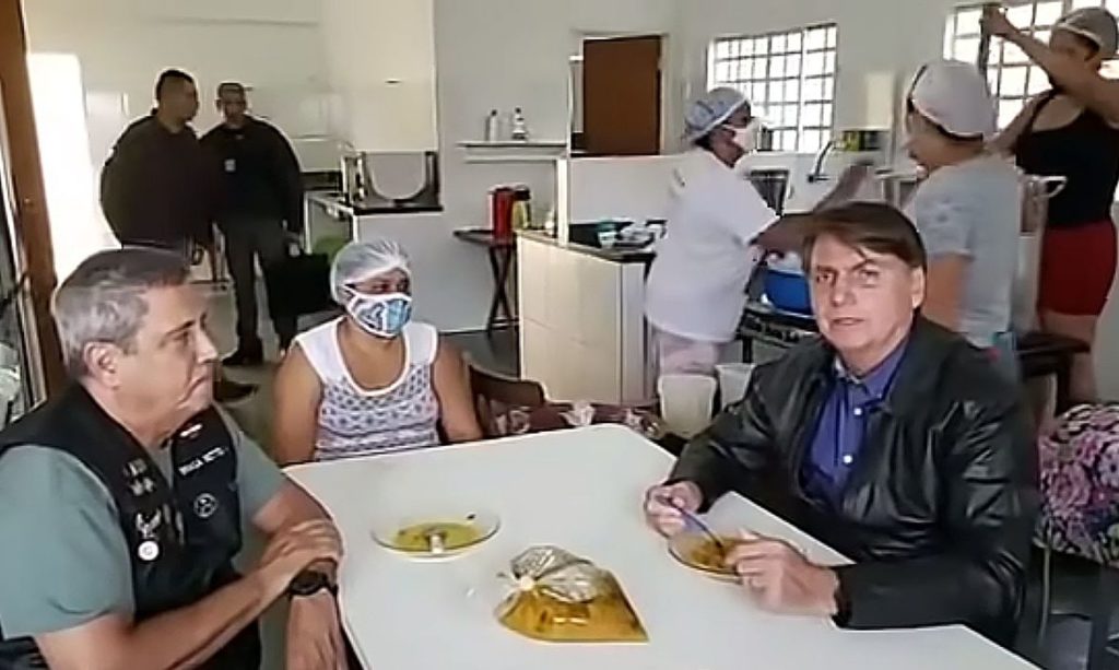forcas-armadas-devem-comecar-a-vacinar-populacao,-diz-bolsonaro