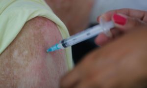 covid-19:-pessoas-ja-infectadas-devem-esperar-um-mes-antes-de-vacinar