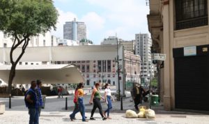 sao-paulo-autoriza-uso-de-estacionamentos-por-bares-e-restaurantes