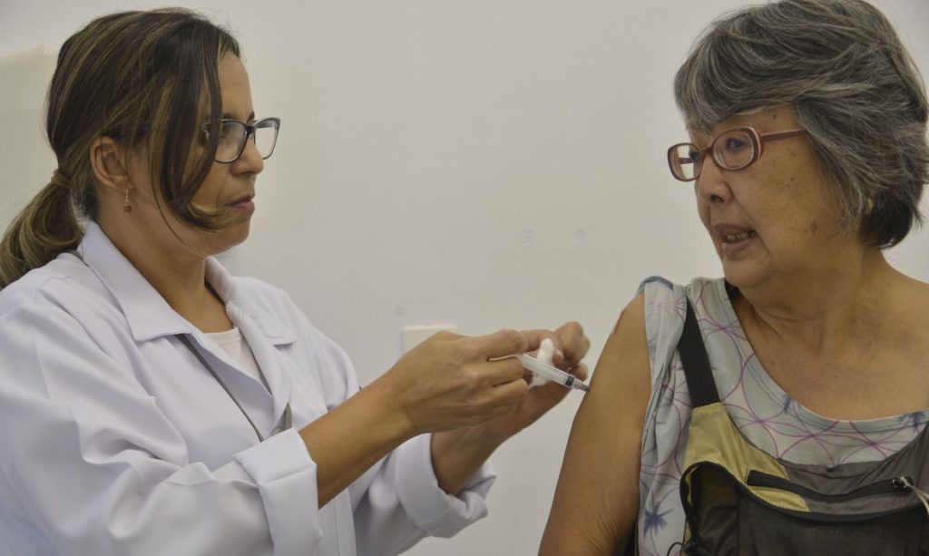 sao-paulo-comeca-a-vacinar-idosos-e-professores-contra-a-gripe