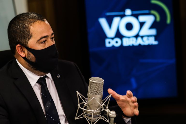 2005.2021/andre-alves/-voz-do-brasil
