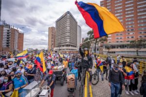 Colômbia começa um diálogo entre denúncias de brutalidade policial