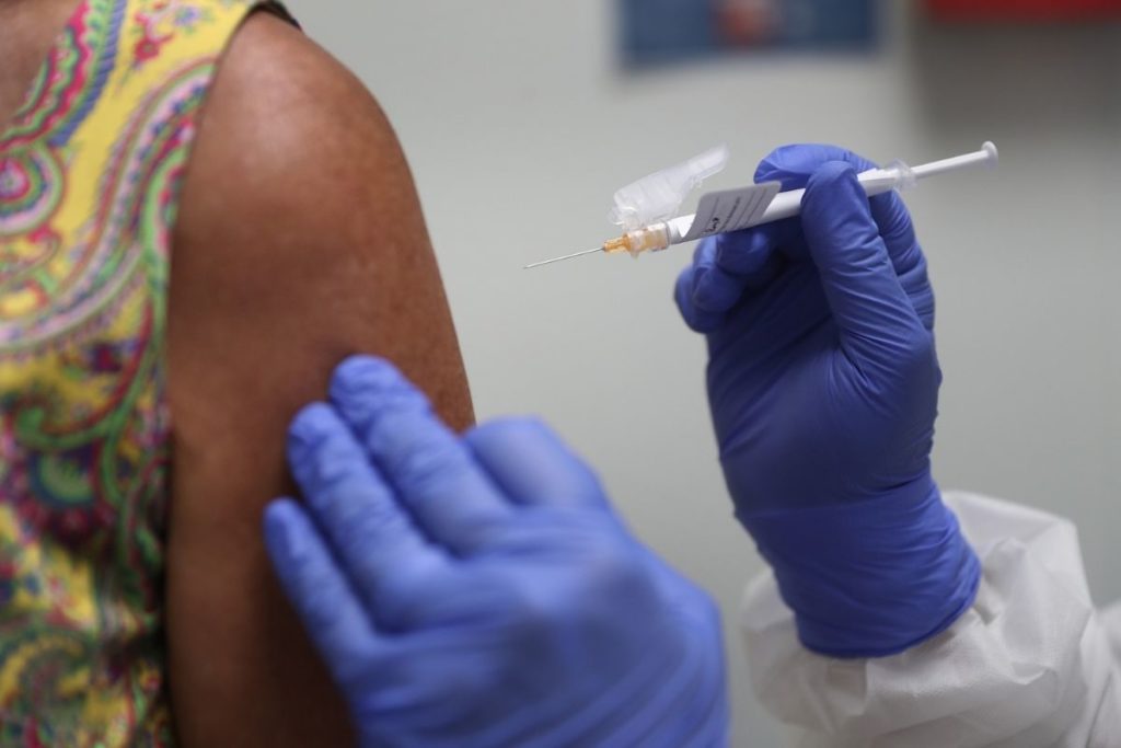 Ritmo de vacinação no Brasil cai 17% em maio
