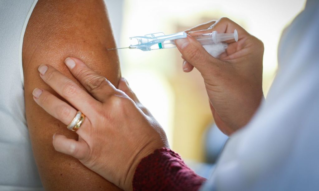 ministerio-da-saude-recebe-1-milhao-de-doses-de-vacina-contra-covid-19