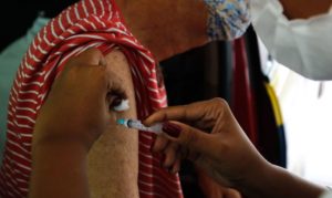 vacinacao-de-covid-evita-43-mil-mortes-de-idosos-em-13-semanas-no-pais