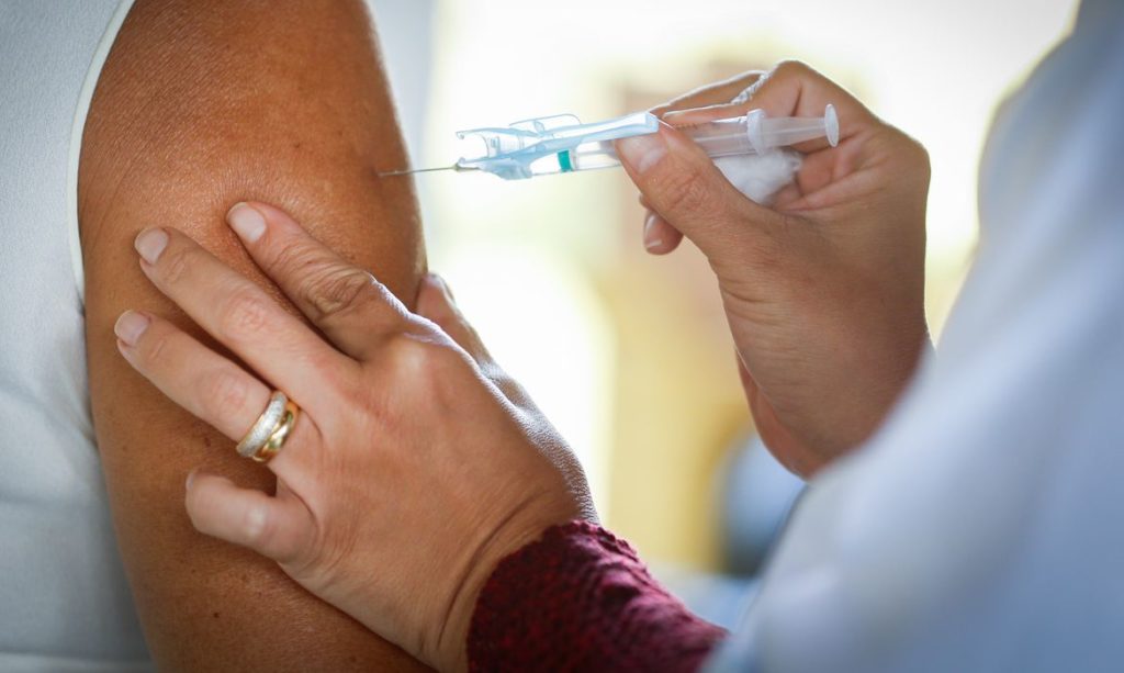covid-19:-53%-da-populacao-adulta-de-sp-recebeu-uma-dose-da-vacina