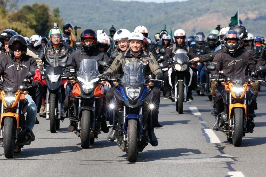 Bolsonaro participa de motociata em São Paulo