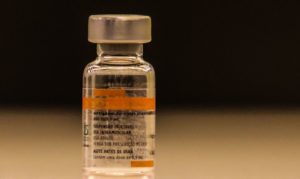 serrana:-vacina-faz-cair-em-95%-as-mortes-e-em-80%-os-casos-de-covid