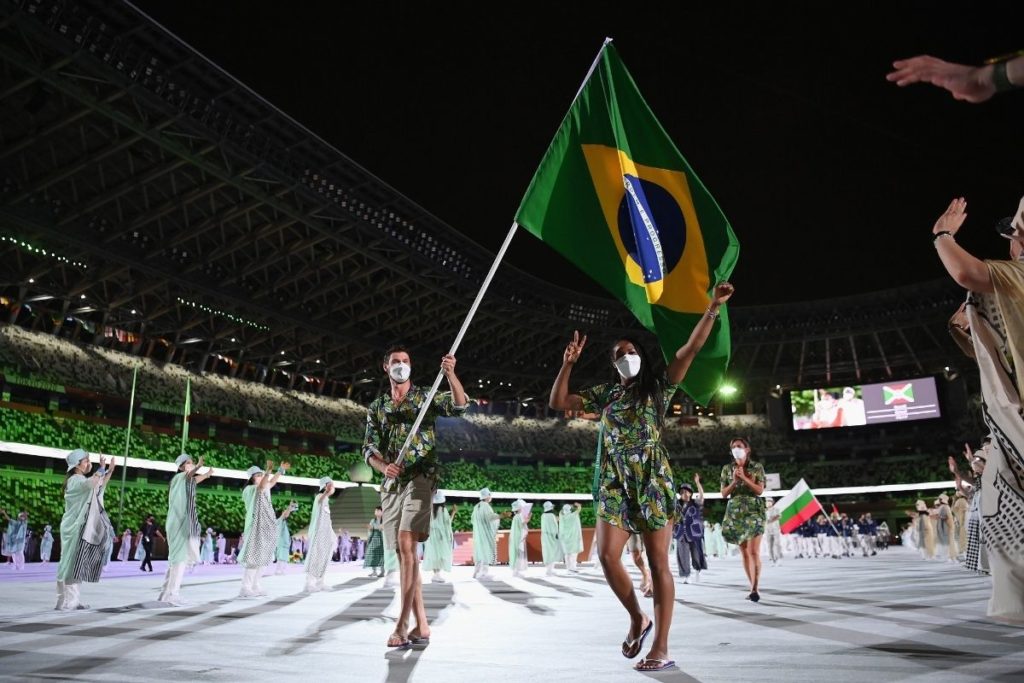 Bruninho e Ketleyn levam bandeira para cerimônia dos Jogos de Tóquio