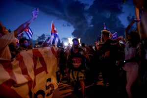 Cubanos saem as ruas com o grito Pátria e Vida