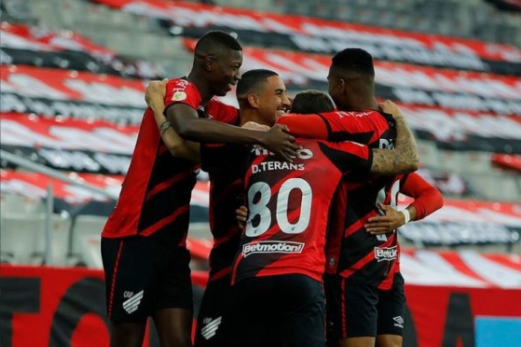 De olho na ponta, Athletico-PR enfrenta o Santos na Vila Belmiro