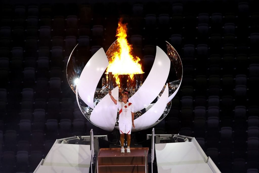 Tenista japonesa Naomi Osaka acende Pira Olímpica