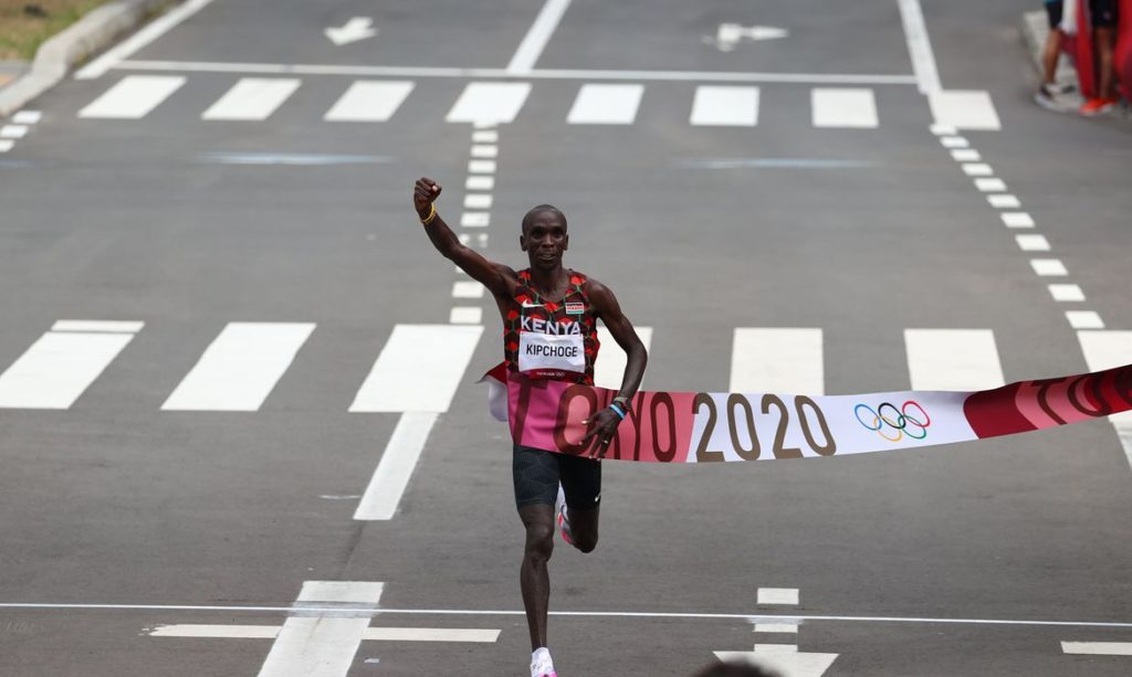 olimpiada:-queniano-eliud-kipchoge-conquista-ouro-na-maratona