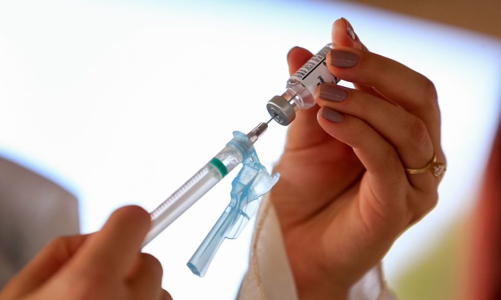 mortes-por-covid-19-de-pessoas-vacinadas-sao-raras,-diz-especialista