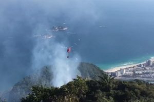 Bombeiros combatem incêndio em duas áreas da Pedra da Gávea