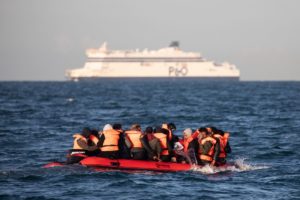 Mais de 800 migrantes são interceptados no Canal da Mancha em um dia