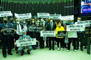 Servidores públicos aderem a greve geral contra reforma administrativa