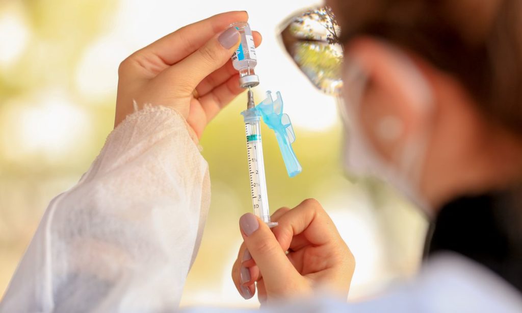 fiocruz-entrega-novo-lote-com-937-mil-doses-de-vacinas-contra-covid-19
