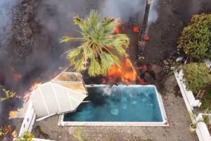 Magma de vulcão avança sobre piscinas na Espanha