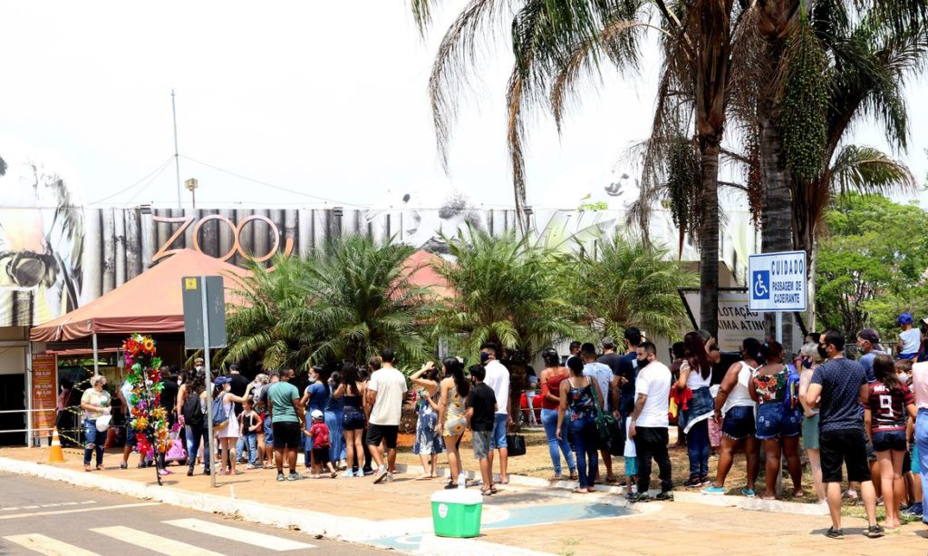 zoo-de-brasilia-tem-tumulto-na-porta-e-policia-e-acionada