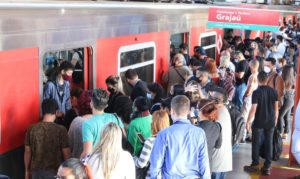 sao-paulo:-falha-em-trens-da-linha-9-prejudica-milhares-de-passageiros