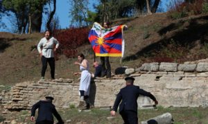protesto-por-tibete-marca-acendimento-da-tocha-dos-jogos-pequim-2022