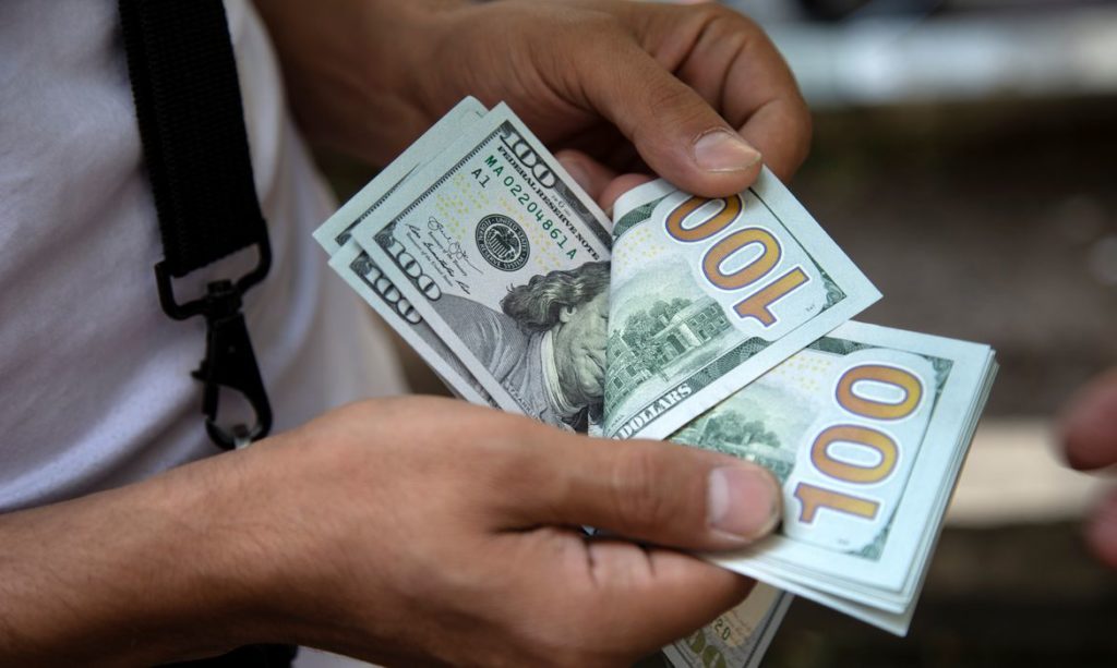 dolar-tem-maior-queda-em-tres-semanas-e-fecha-abaixo-de-r$-5,40