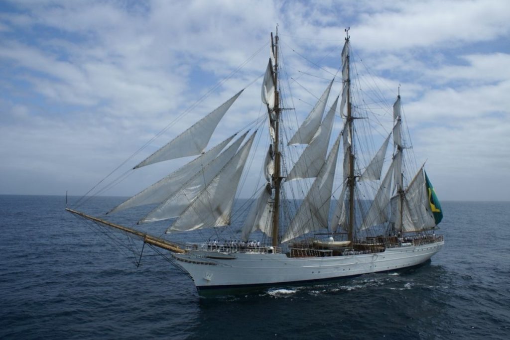 navio-veleiro-cisne-branco-da-marinha-se-choca-contra-ponte-no-equador