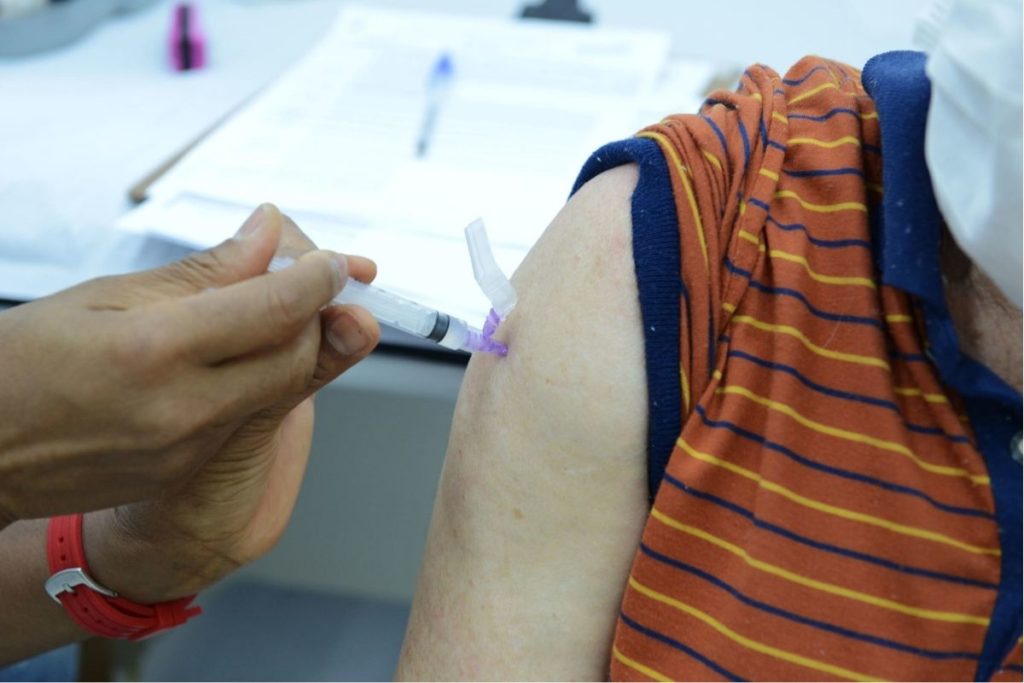 Médicos britânicos alertam que imunidade da vacina contra Covid-19 cai com o tempo