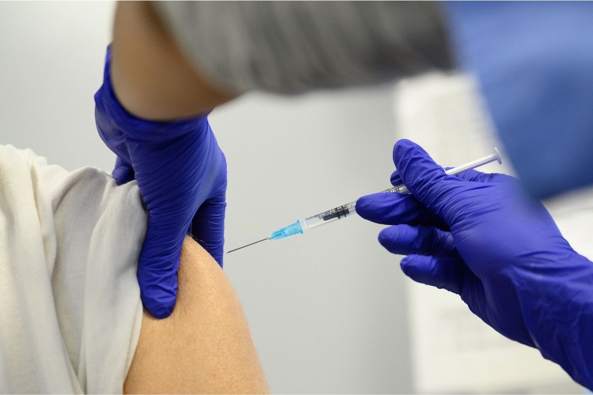 Vírus continuará a circular sem controle, caso vacinação continue baixa, diz diretor da OMS