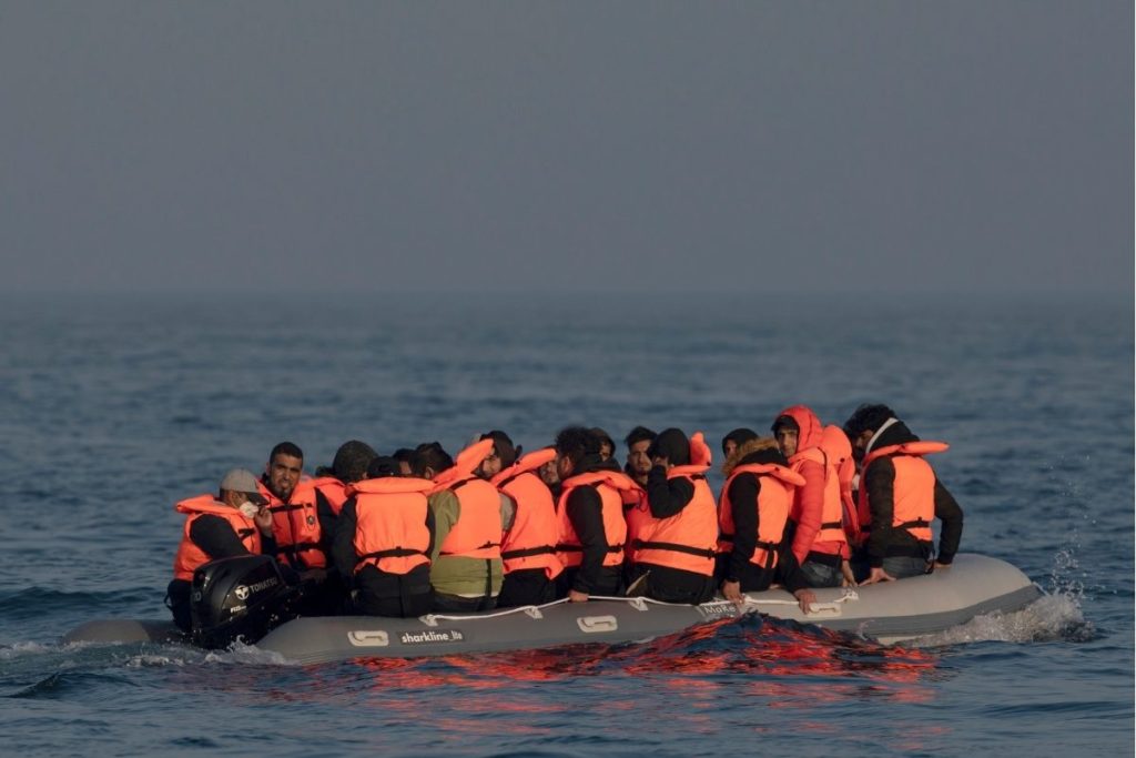 Naufrágio de bote no Canal da Mancha deixa 33 mortos