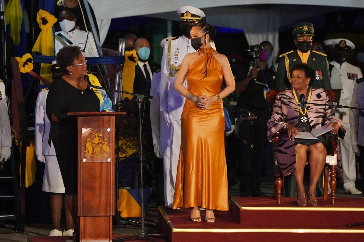 Barbados rompe com a monarquia britânica e se torna uma república