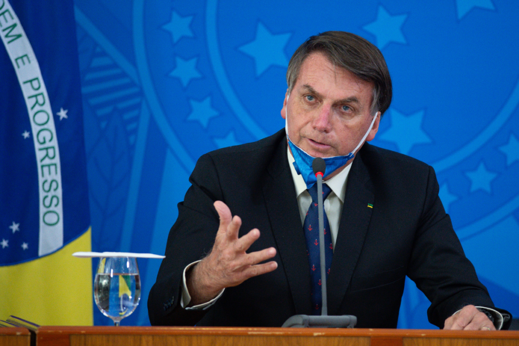 Sob coros de 'genocida' e 'mito', Bolsonaro vai à Câmara para receber medalha de Mérito Legislativo
