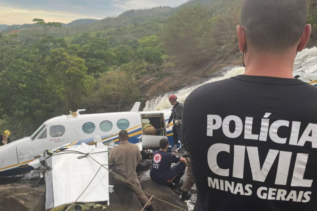 Marília Mendonça e mais quatro pessoas morrem em queda de avião