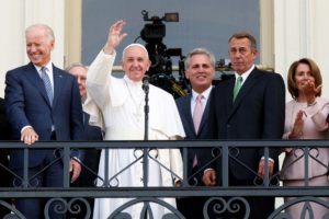 Bispos católicos dos EUA reafirmam documento sobre comunhão sem repudiar Biden