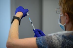 EMA afirma que dose de reforço é “segura e eficaz” depois de três meses da última injeção
