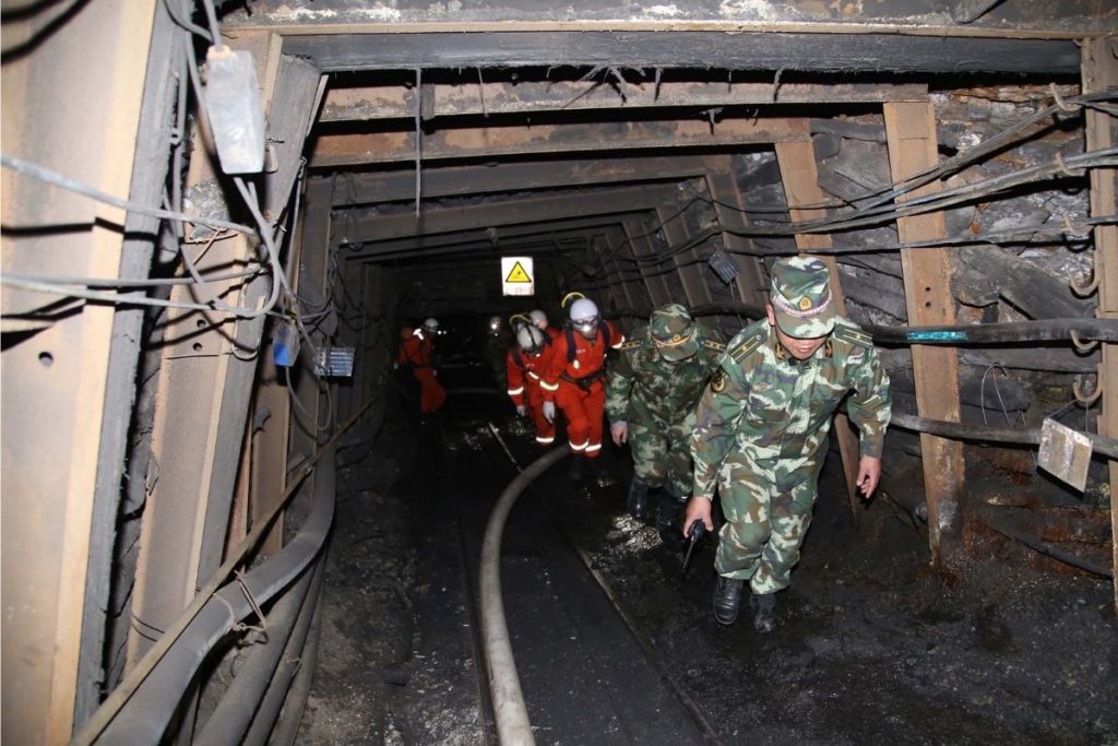 Inundação na China deixa mais de 21 pessoas presas em mina ilegal