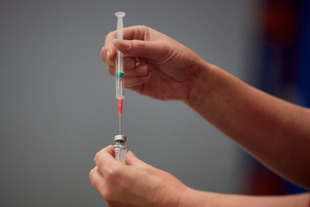 Italiano tenta enganar vacinação com braço falso de silicone