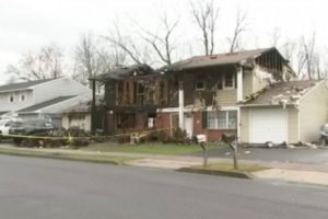 Pai e dois filhos morrem nos EUA após árvore de Natal pegar fogo