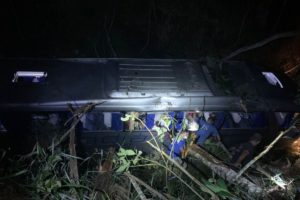 Ônibus cai em ribanceira e deixa dois mortos na BR-381, MG